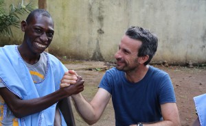 Thierry Barbaut en Novembre 2015 dans un centre de soins pour handicapés en Guinée Conakry